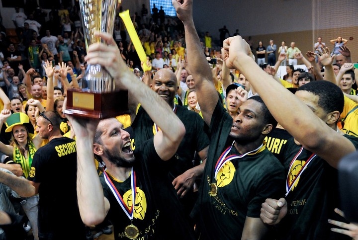 Nečakaný útok zospodu - levický premiérový basketbalový titul